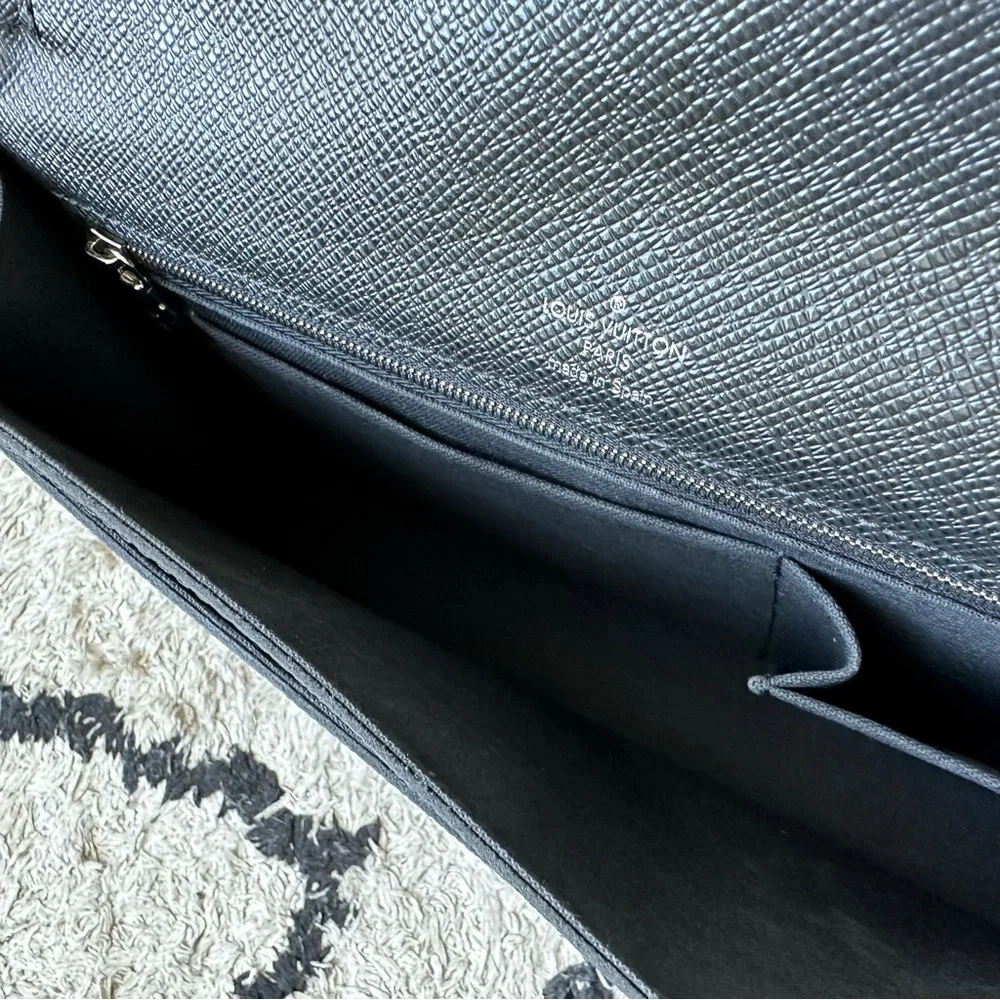 Like new authentic Louis Vuitton Belaia Ardoise Taiga leather clutch - Picture 8 of 10